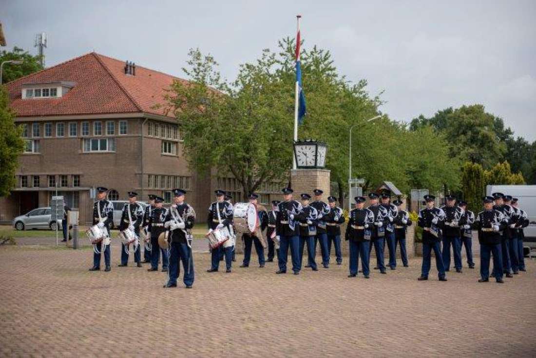 Historisch Tamboerkorps der Koninklijke Marechaussee. Onder leiding van voorzitter de kapitein b.d. Coos Peters.